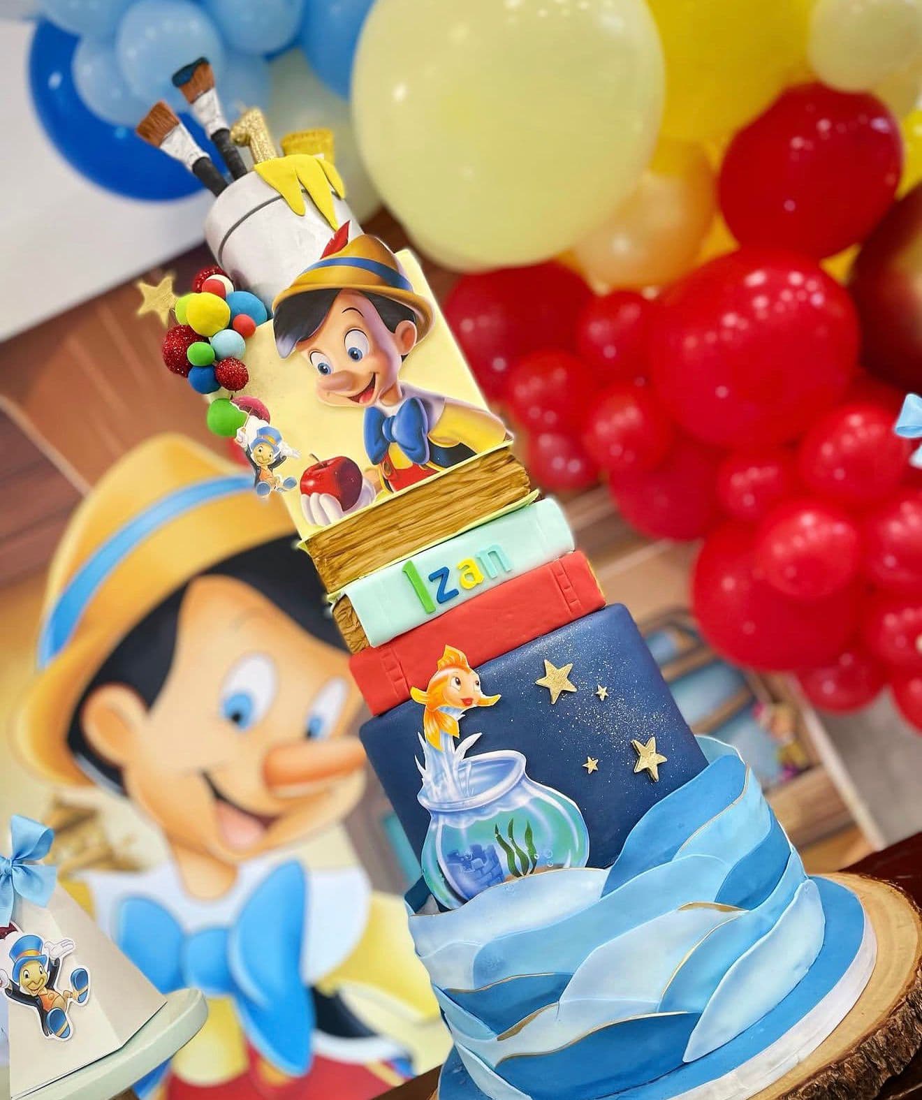 Tarta infantil temática de Pinocchio con globos y decoración