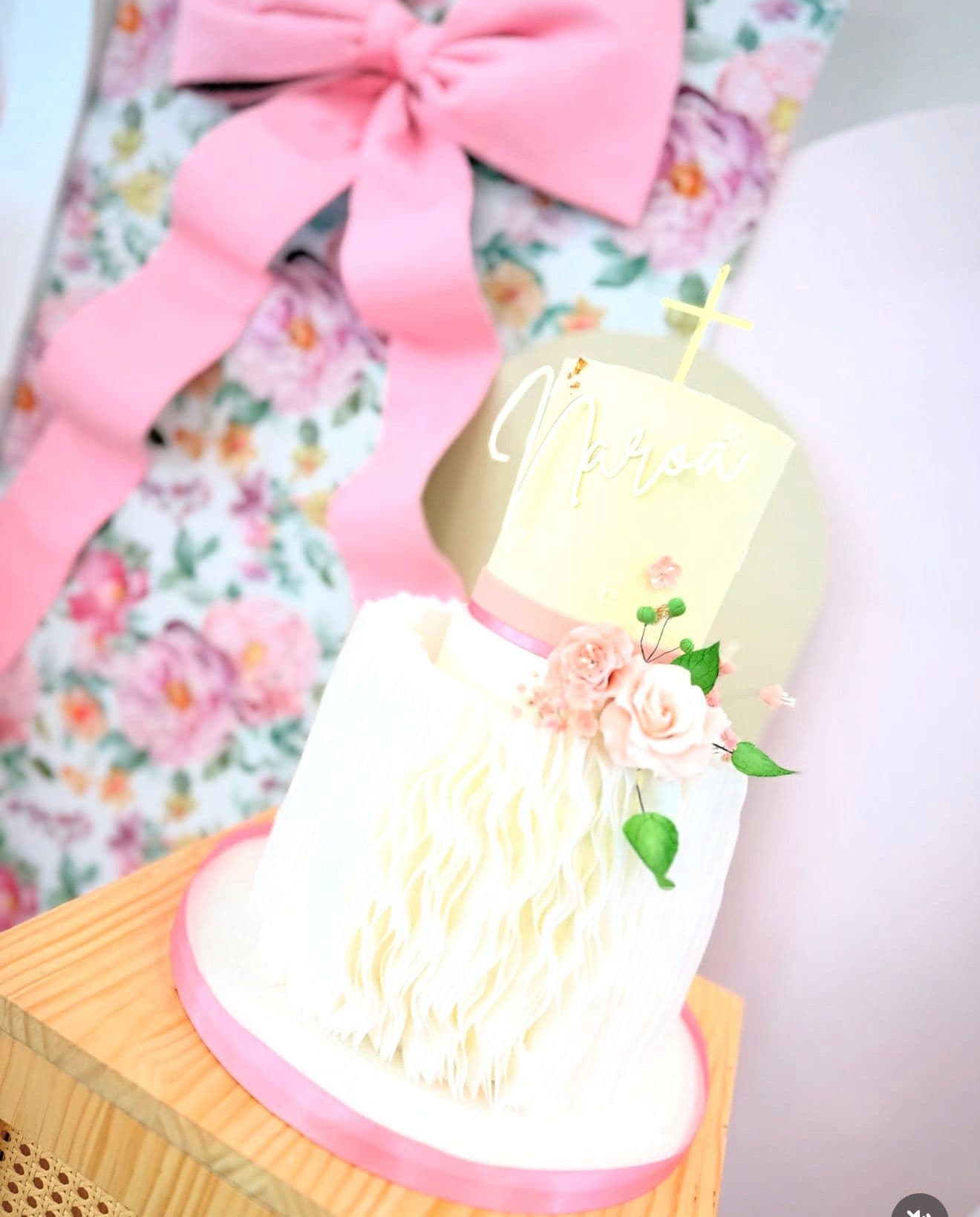 Tarta blanca con encaje, y cinta rosa 