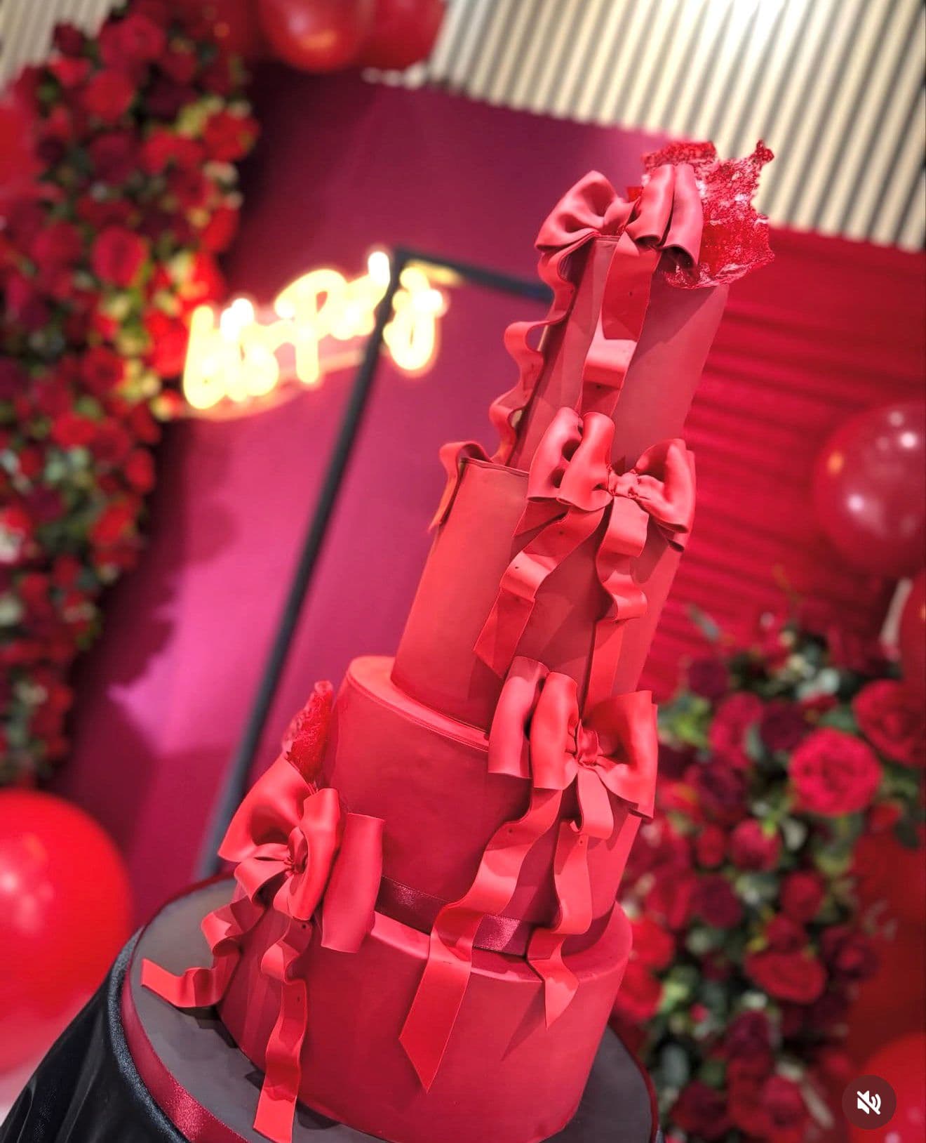 Tarta de cumpleaños roja con lazos de fondant rojos