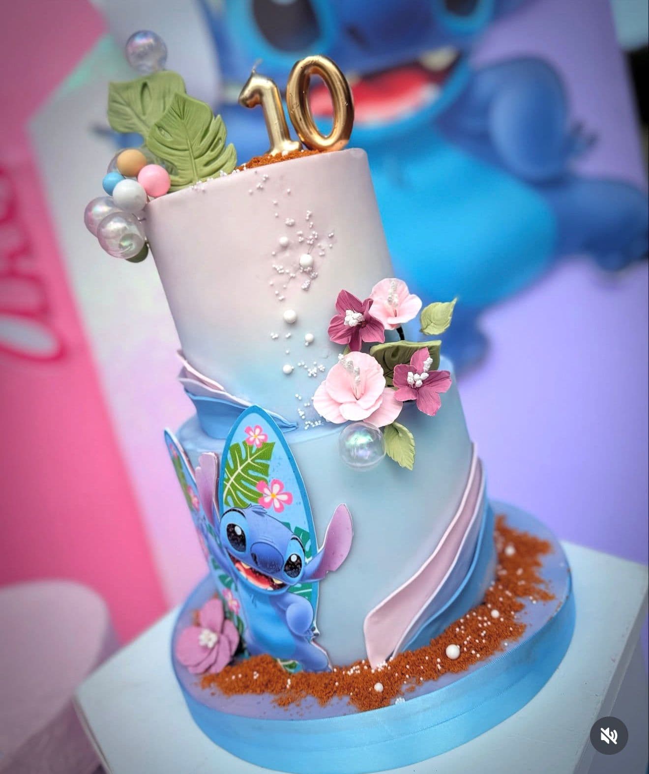 Tarta de Stich azul con detalles pastel y decoración infantil