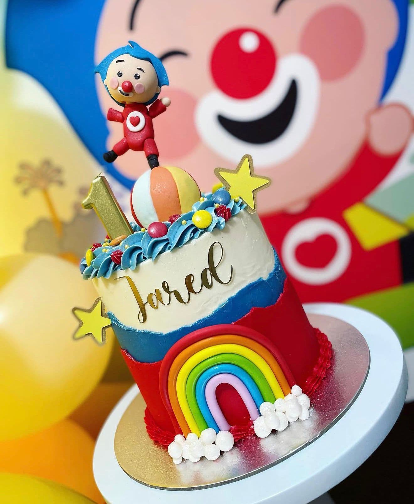Tarta infantil temática de PlimPlim decorada con arcoíris y estrellas