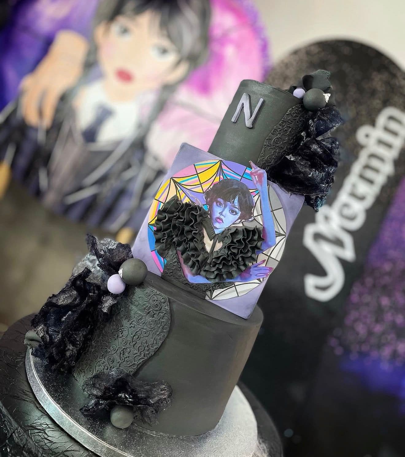 Tarta negra decorada ambientada en la serie de televisión Wednesday Addams