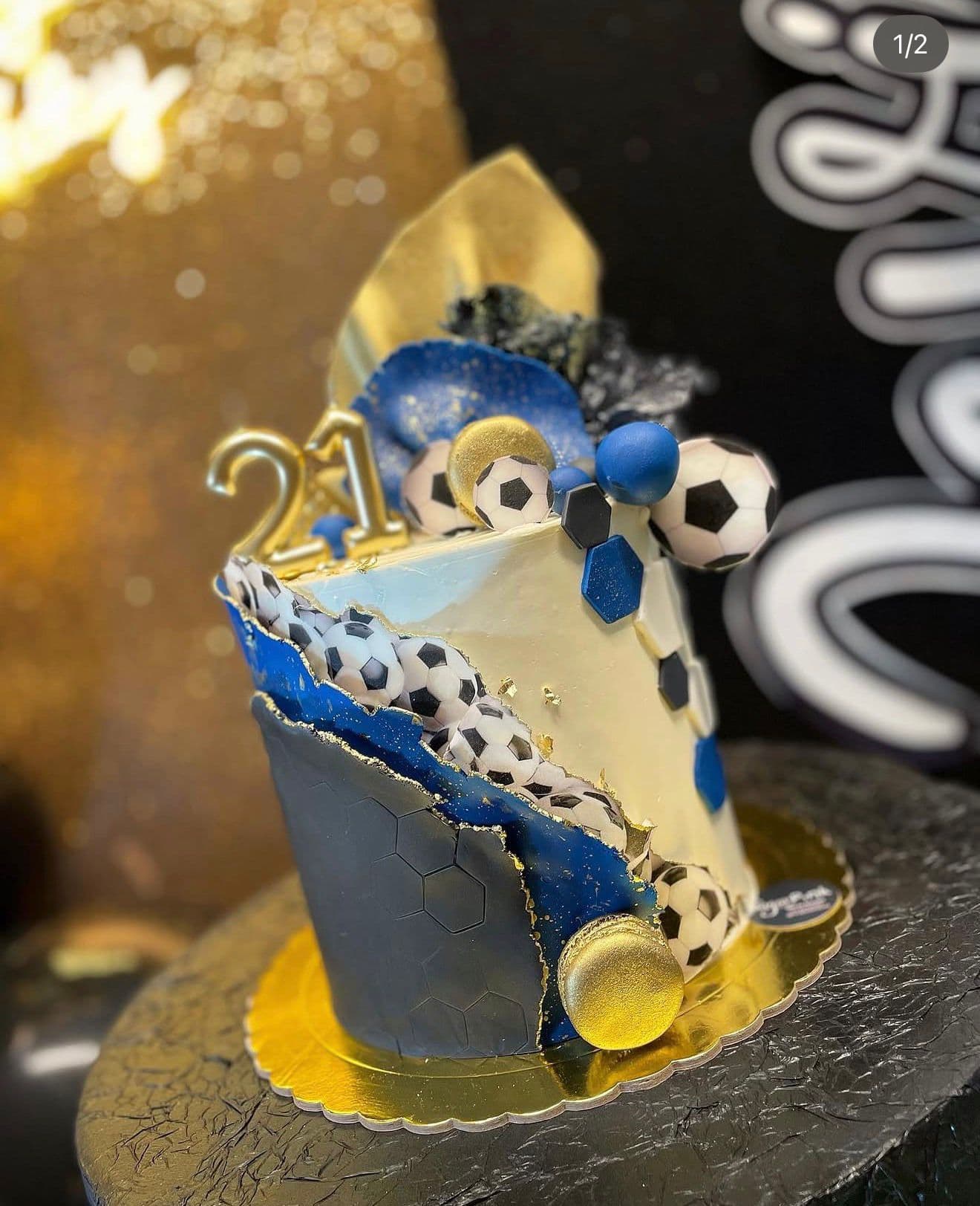 Tarta azul y dorada con motivo de fútbol y decoración deportiva